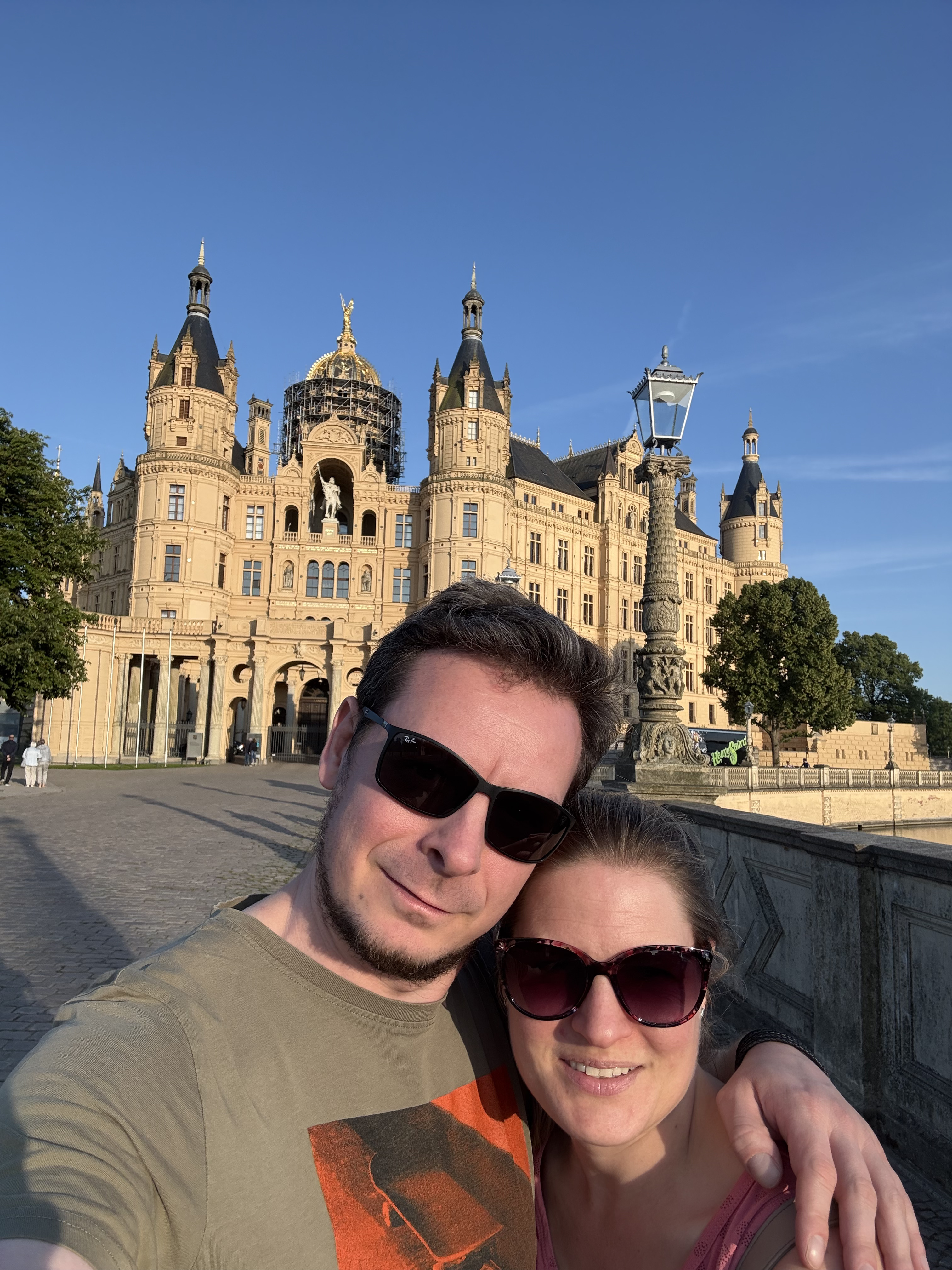 Wir vor dem Schweriner Schloss