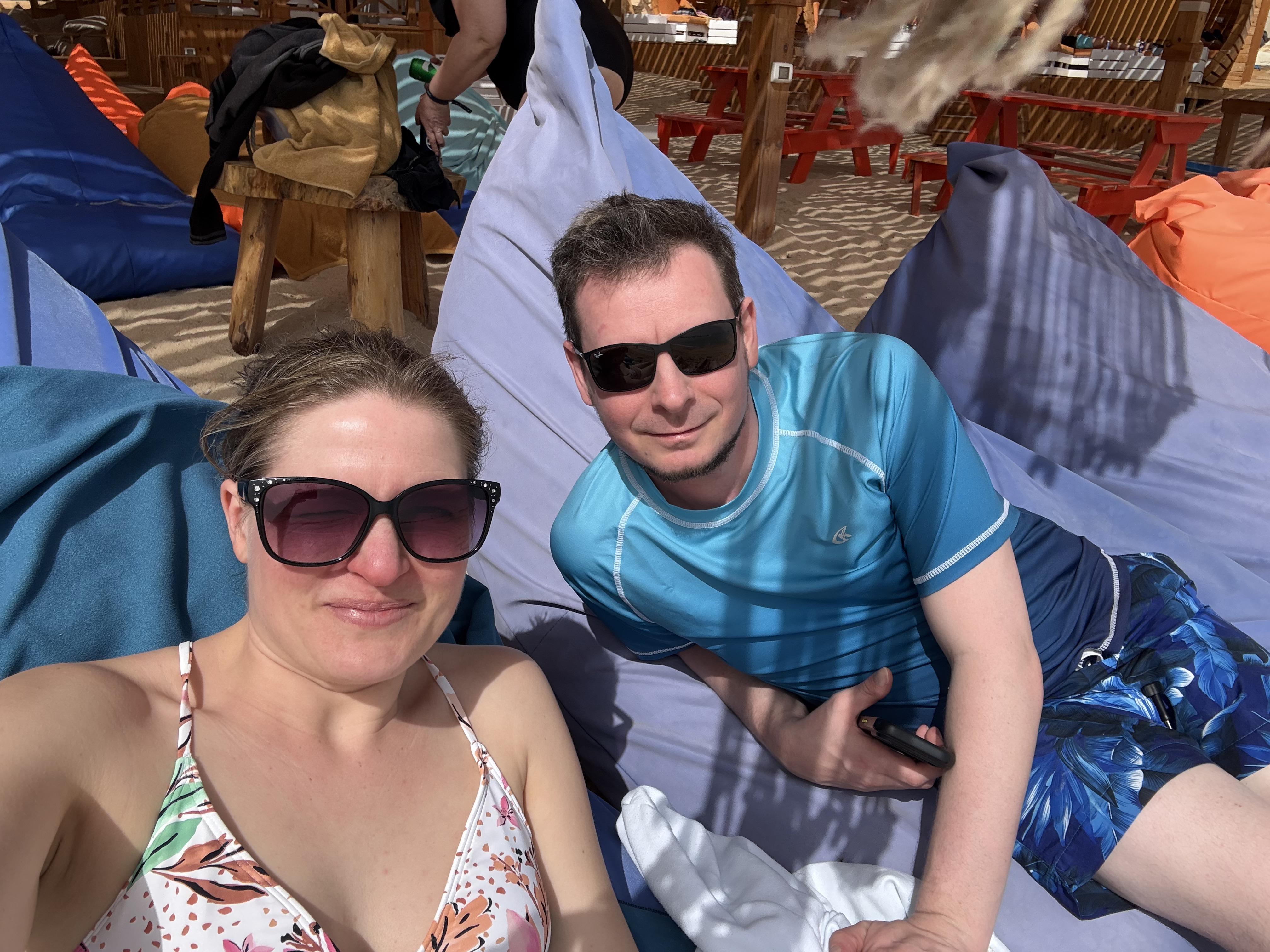 Faul am Strand in der Sonne