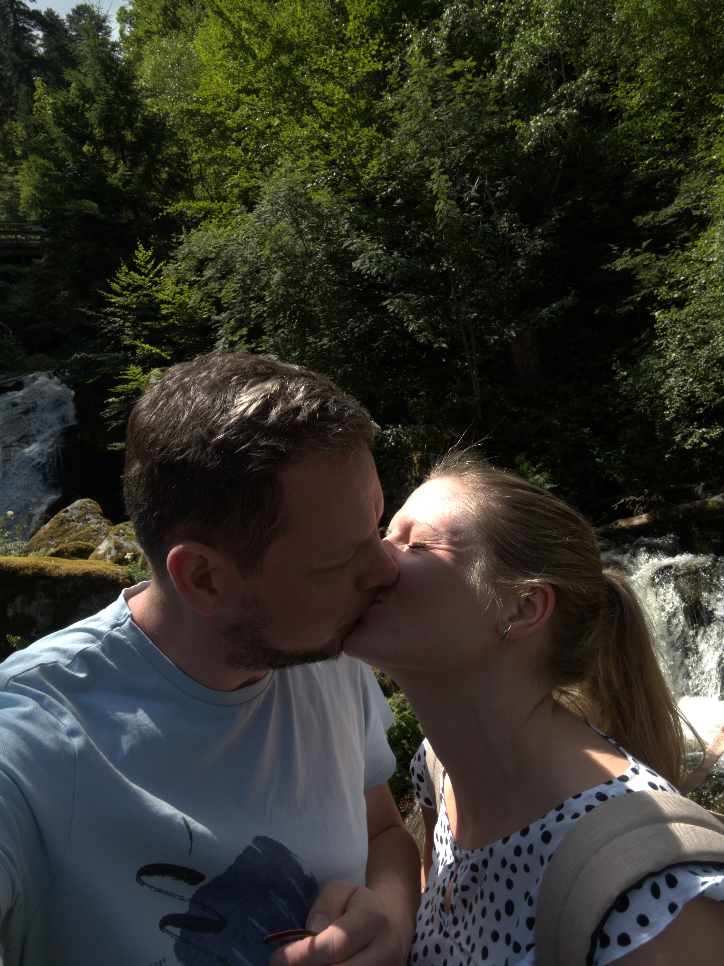 Ein Kuss am Wasserfall