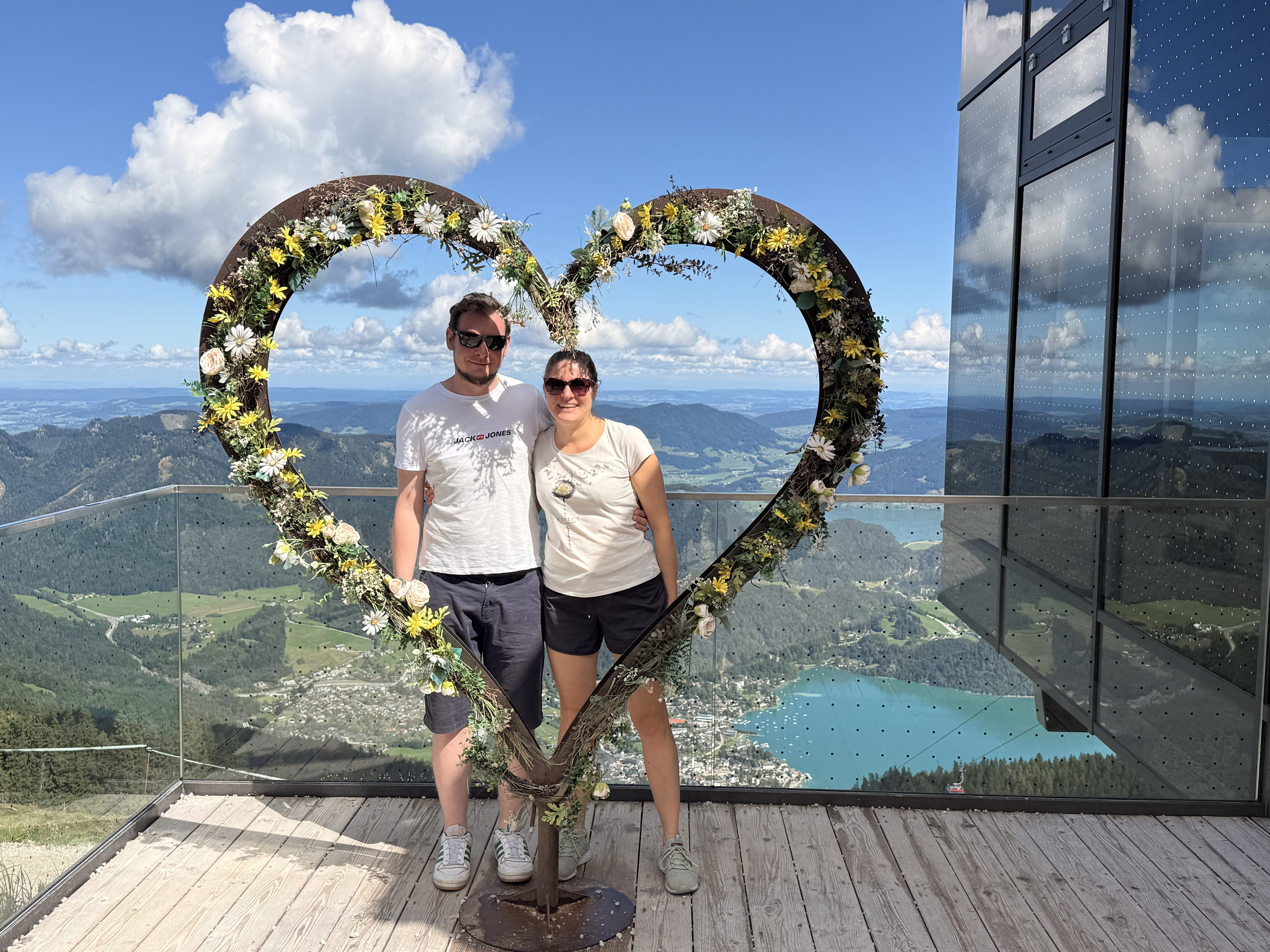 Wir beide in einem Herz aus Blumen, hoch über dem See