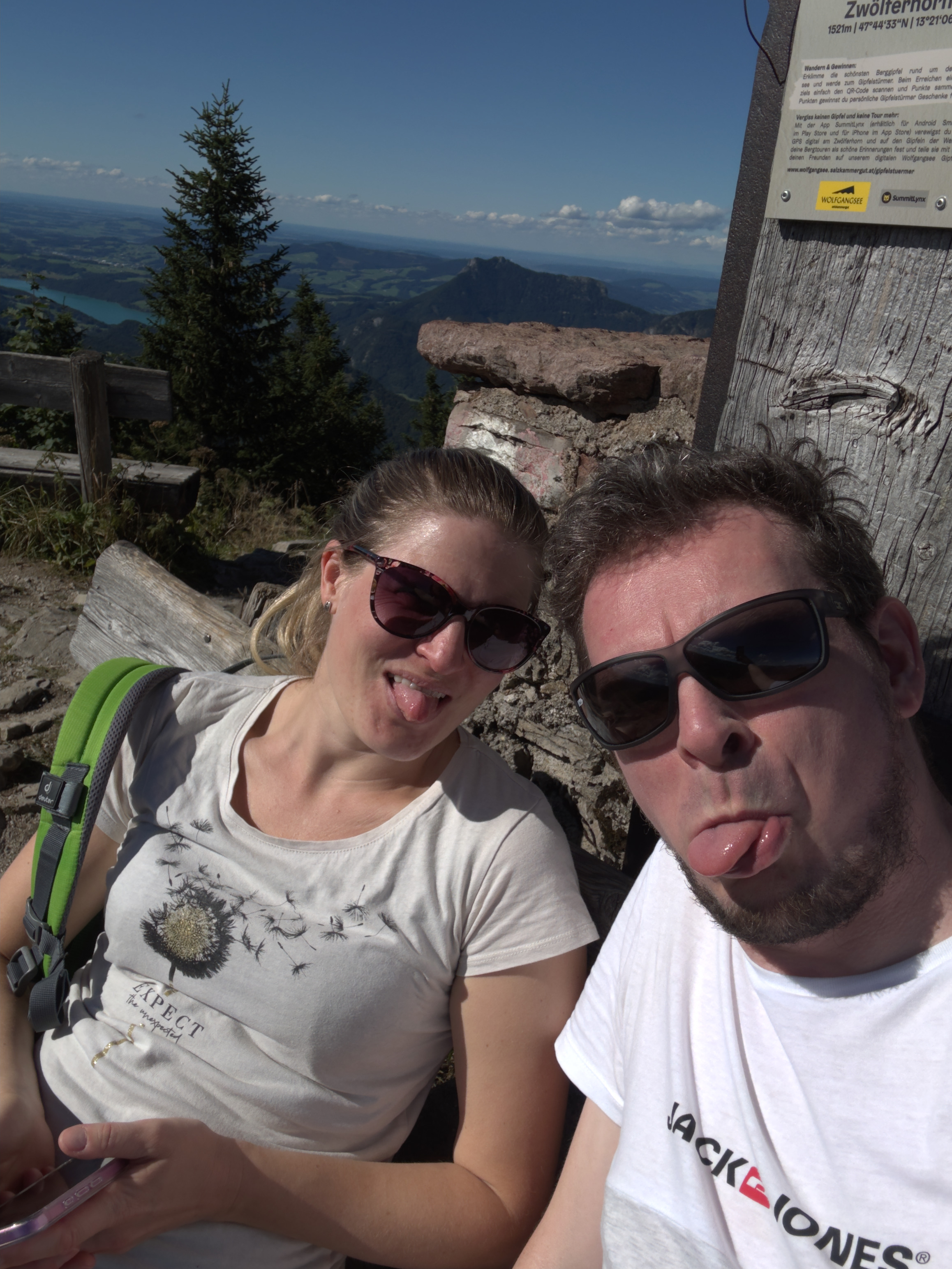 Albern auf dem Gipfel, Zunge raus