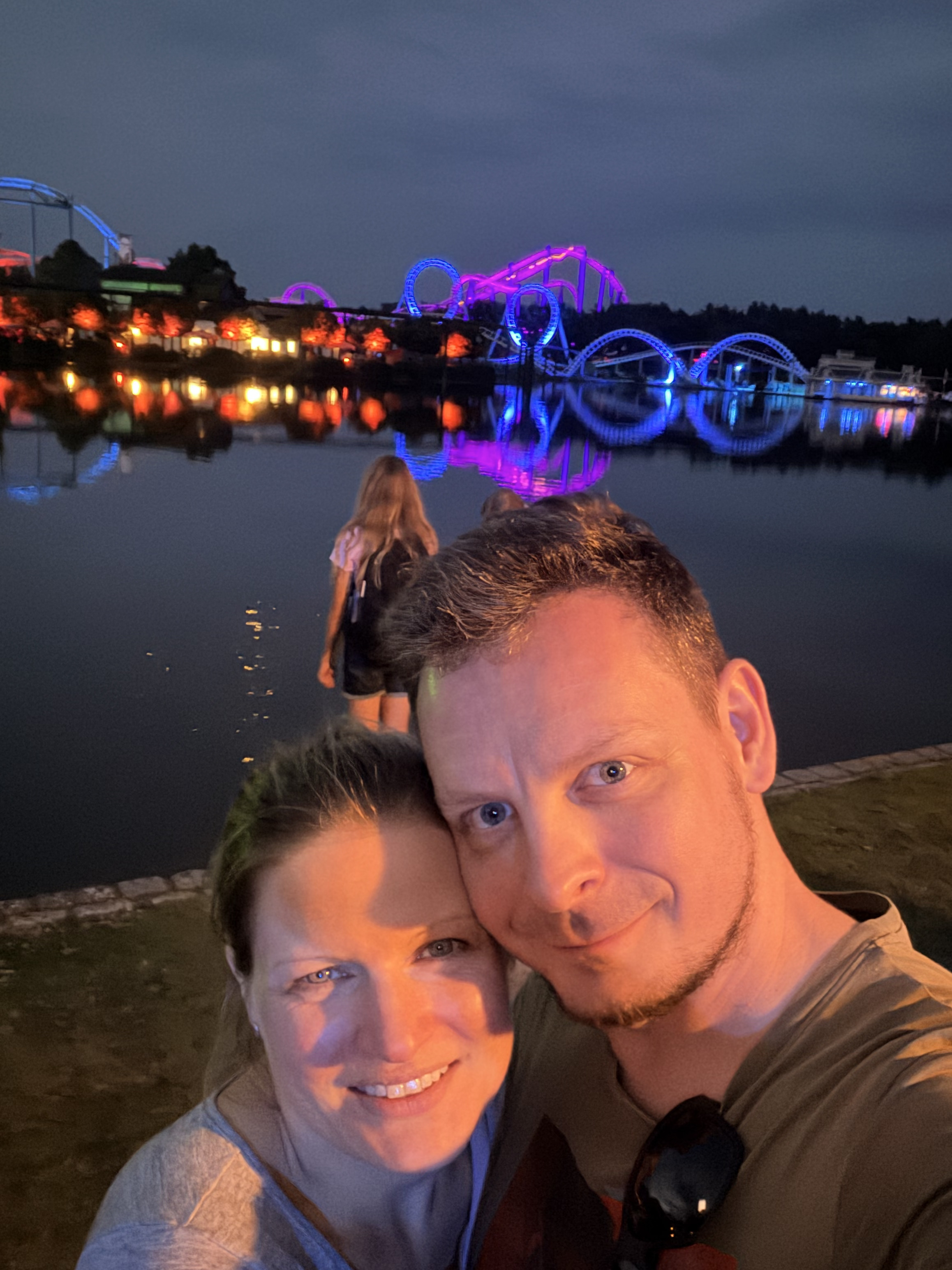 Sommernacht am beleuchteten See