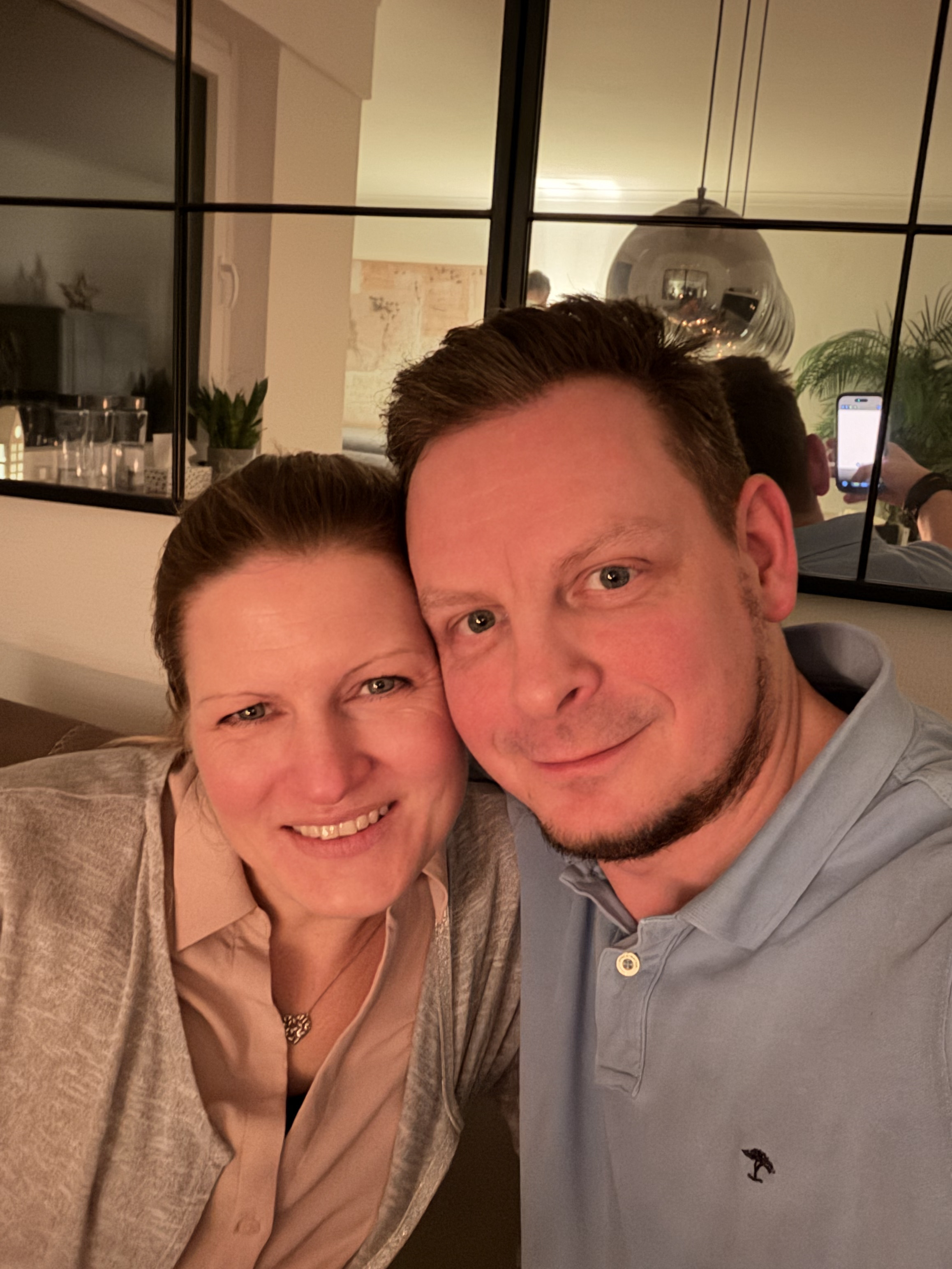Wange an Wange bei Kerzenlicht